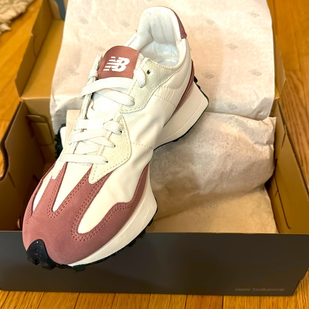 BNWT New Balance 327 PINK!